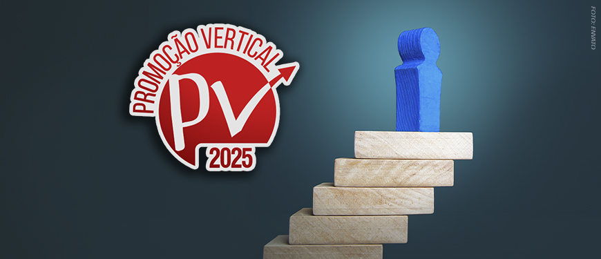Arte do SINJUS-MG sobre a Promoção Vertical (PV) 2025, com fundo em degradê azul-escuro. No canto superior esquerdo, aparece o símbolo da campanha “Promoção Vertical PV 2025”, em vermelho e branco, com uma seta apontando para cima. À direita, uma ilustração tridimensional mostra cinco blocos de madeira dispostos em formato de escada ascendente. No degrau mais alto, há um boneco estilizado azul, representando o avanço na carreira dos servidores do TJMG.
