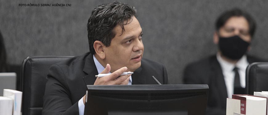 Foto do conselheiro do CNJ Marcos Vinícius Jardim (homem de pele clara, cabelos e olhos castanhos).