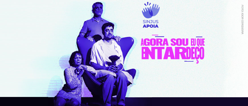 Imagem Acessível: Divulgação do espetáculo “Agora sou eu que entardeço”, em cartaz na Campanha de Popularização do Teatro e da Dança de Belo Horizonte. No canto superior direito Há um selo de duas mãos batendo palmas com o texto SINJUS APOIA. Em destaque, está a atriz Sidnéia Simões, filiada ao sindicato, ao lado de dois atores do elenco, a foto está em tons de roxo e azul. Conteúdo textual: Prestigie! Filiada ao SINJUS é destaque em espetáculo da campanha de teatro.