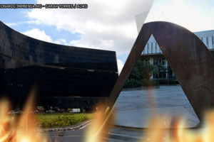 duas imagens, sendo a primeira da Cidade Administrativa, sede do governo de Minas Gerais, e a segunda da Assembleia Legislativa de Minas Gerais. Na base de ambas as imagens foi inserido graficamente chamas de fogo.