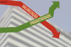 No primeiro plano há um gráfico com duas setas, uma ascendente na cor verde marcada como Produtividade e outra descendente na cor vermelho onde está escrito valorização. No segundo plano há a imagem do edifício sede do tribunal de Justiça de Minas Gerais.