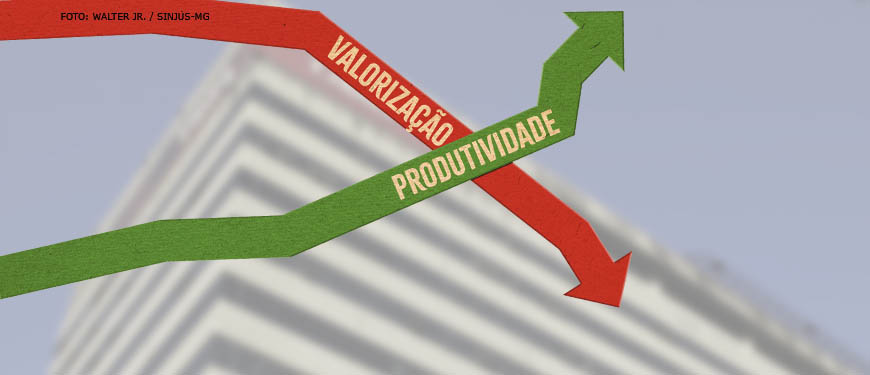 No primeiro plano há um gráfico com duas setas, uma ascendente na cor verde marcada como Produtividade e outra descendente na cor vermelho onde está escrito valorização. No segundo plano há a imagem do edifício sede do tribunal de Justiça de Minas Gerais.