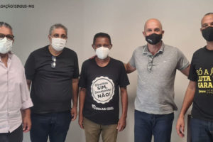 Foto da reunião realizada pelo Conselho de Beneficiários do IPSEMG na foto estão em pé lado a lado o diretor político do Sindpúblicos-MG, Geraldo Henrique, representante dos servidores do Poder Executivo, o secretário de Assuntos Institucionais do Sindsemp/MG, Eduardo Maia, representante dos beneficiários do Ministério Público, odiretor de Formação e Política Sindical do SINJUS-MG, Jonas Araújo, representante dosservidores do Judiciário mineiro e o diretor de Assuntos Jurídicos do SINJUS, Wagner Ferreira.