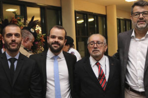 Fotografia contendo os dirigentes do SINJUS-MG Alexandre Pires e Felipe Rodrigues, Eduardo Couto, do Serjusmig e o presidente do TJM Jadir Silva.