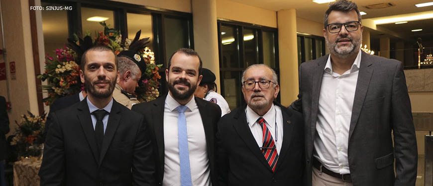 Fotografia contendo os dirigentes do SINJUS-MG Alexandre Pires e Felipe Rodrigues, Eduardo Couto, do Serjusmig e o presidente do TJM Jadir Silva.