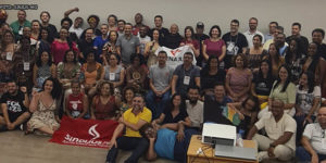 Grupo de pessoas reunido em encontro da Fenajud, entre os participantes estão os representantes do SINJUS, o coordenador-geral, Alexandre Pires, o diretor de comunicação, Alexandre Gomes e a integrante do SINJUS Antirracista, Cleonice Amorim.