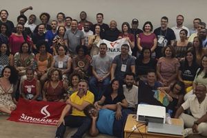 Grupo de pessoas reunido em encontro da Fenajud, entre os participantes estão os representantes do SINJUS, o coordenador-geral, Alexandre Pires, o diretor de comunicação, Alexandre Gomes e a integrante do SINJUS Antirracista, Cleonice Amorim.