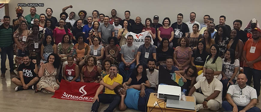 Grupo de pessoas reunido em encontro da Fenajud, entre os participantes estão os representantes do SINJUS, o coordenador-geral, Alexandre Pires, o diretor de comunicação, Alexandre Gomes e a integrante do SINJUS Antirracista, Cleonice Amorim.