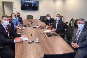 Diretores do SINJUS, Serjusmig e SIndojus (Alexandre Pires, Eduardo Couto e Eduardo Rocha) em reunião com representantes da presidência do TJMG.