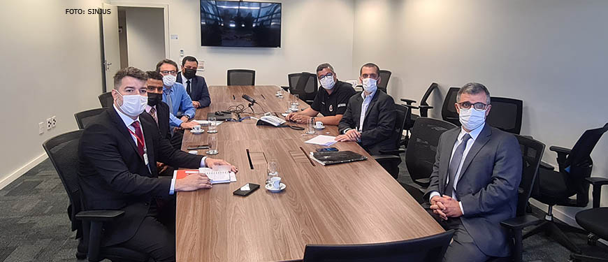 Diretores do SINJUS, Serjusmig e SIndojus (Alexandre Pires, Eduardo Couto e Eduardo Rocha) em reunião com representantes da presidência do TJMG.