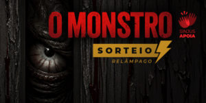 A imagem divulga o sorteio relâmpago apoiado pelo SINJUS-MG para a peça de teatro “O Monstro”, do CoRo NoVo e Projeto Palavra Viva. A imagem tem fundo escuro, com textura de madeira e um olho assustador parcialmente escondido, criando clima de suspense. Em destaque, aparecem os textos “O Monstro” e “Sorteio relâmpago”. Logo abaixo informa que serão sorteados 10 pares de ingressos, com resultado no dia 25 de junho, quinta-feira. No rodapé, aparecem os logotipos do SINJUS-MG, Núcleo das Mulheres e NAP — Núcleo de Aposentados e Pensionistas.
