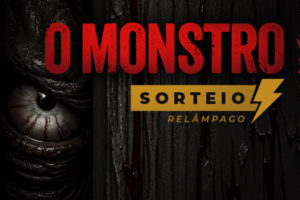 A imagem divulga o sorteio relâmpago apoiado pelo SINJUS-MG para a peça de teatro “O Monstro”, do CoRo NoVo e Projeto Palavra Viva. A imagem tem fundo escuro, com textura de madeira e um olho assustador parcialmente escondido, criando clima de suspense. Em destaque, aparecem os textos “O Monstro” e “Sorteio relâmpago”. Logo abaixo informa que serão sorteados 10 pares de ingressos, com resultado no dia 25 de junho, quinta-feira. No rodapé, aparecem os logotipos do SINJUS-MG, Núcleo das Mulheres e NAP — Núcleo de Aposentados e Pensionistas.