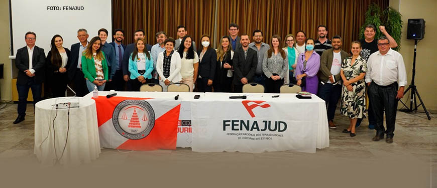 Grupo de representantes de 20 sindicatos do Judiciário de todo o Brasil reunidos no Coletivo Jurídico da Fenajud, entre eles está o coordenador-geral do SINJUS-MG, Alexandre Pires. Conteúdo textual: Avanços - Coletivo Jurídico debate o Poder Judiciário como instrumento de mudança da desigualdade social.