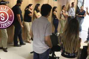 Servidores reunidos em um saguão de um andar da unidade Afonso Pena 1500 do TJMG, à frente deles está o coordenador-geral do SINJUS-MG, Alexandre Pires que fala aos servidores.