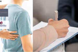 Montagem em duas partes, sendo a primeira com um homem de costas com camisa verde sendo tocado nas costas por uma pessoa com jaleco branco. A segunda parte com de uma pessoa sentada fazendo anotações em um bloco apoiado sobre as pernas e outra pessoa em frente trajando uma blusa preta. Em nenhuma das imagens as pessoas são identificadas, pois o enquadramento é do pescoço para baixo. Há ainda as logomarcas do Luis Sathler e da fisioterapeuta Rita de Cássia Faleiro.