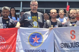 Fotografia de representantes sindicais, a esquerda Felipe Galego do SerjusMig, Eduardo Rocha do Sindojus - MG, e representando o Sinjus - MG o coordenador geral Alexandre Pires, diretor de assuntos jurídicos Felipe Rodrigues e o diretor de imprensa e comunicação Alexandre Gomes.