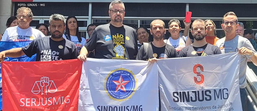 Fotografia de representantes sindicais, a esquerda Felipe Galego do SerjusMig, Eduardo Rocha do Sindojus - MG, e representando o Sinjus - MG o coordenador geral Alexandre Pires, diretor de assuntos jurídicos Felipe Rodrigues e o diretor de imprensa e comunicação Alexandre Gomes.