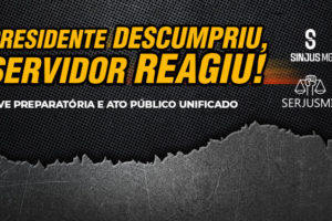 A imagem é um cartaz de convocação para eventos organizados por SINJUS MG e SERJUSMIG. O cartaz tem um fundo escuro com uma textura de malha, com texto em negrito nas cores amarelo, laranja e branco. No topo do cartaz, em letras grandes amarelas e laranjas, está escrito: "PRESIDENTE DESCUMPRIU, SERVIDOR REAGIU!".