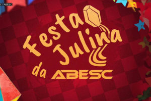 Arte com decorações de festa junina, balões, fundo xadrez vermelho e bandeirolas multicoloridas. Em destaque está o texto: Festa Julina da ABESC 01 de julho - a partir das 14h - Centro Esportivo e Cultural da ABESC.