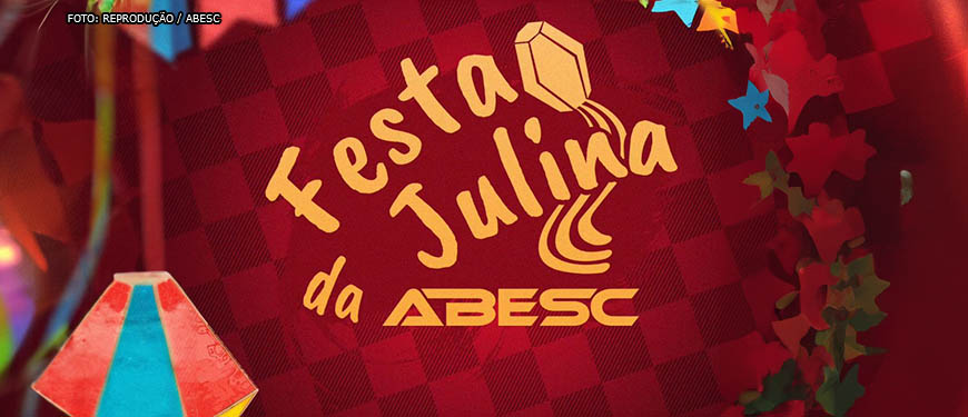 Arte com decorações de festa junina, balões, fundo xadrez vermelho e bandeirolas multicoloridas. Em destaque está o texto: Festa Julina da ABESC 01 de julho - a partir das 14h - Centro Esportivo e Cultural da ABESC.