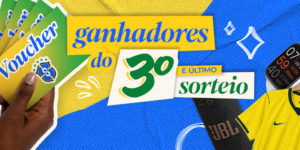 Imagem acessível: A imagem divulga os ganhadores do 3º e último sorteio de aniversário do SINJUS-MG. O fundo é azul e amarelo, com elementos gráficos de brilho. Em destaque, o texto diz: “Confira os ganhadores do 3º e último sorteio de aniversário do SINJUS”. À esquerda, uma mão segura vouchers verdes e amarelos com o símbolo do Sindicato. Na parte inferior, aparecem alguns dos prêmios sorteados como caixa de som JBL, smartwatch e camisa oficial da Seleção Brasileira.