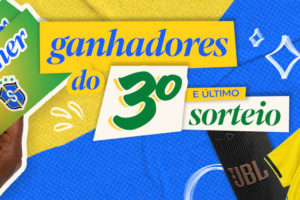 Imagem acessível: A imagem divulga os ganhadores do 3º e último sorteio de aniversário do SINJUS-MG. O fundo é azul e amarelo, com elementos gráficos de brilho. Em destaque, o texto diz: “Confira os ganhadores do 3º e último sorteio de aniversário do SINJUS”. À esquerda, uma mão segura vouchers verdes e amarelos com o símbolo do Sindicato. Na parte inferior, aparecem alguns dos prêmios sorteados como caixa de som JBL, smartwatch e camisa oficial da Seleção Brasileira.