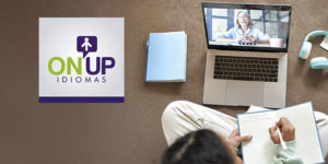 Imagem Acessível: A imagem mostra uma pessoa estudando em casa, com caderno, fones de ouvido e notebook onde aparece uma professora em chamada de vídeo. O texto diz: “Aprenda um novo idioma com condições especiais”. No canto direito, aparece o logo da ON UP Idiomas.
