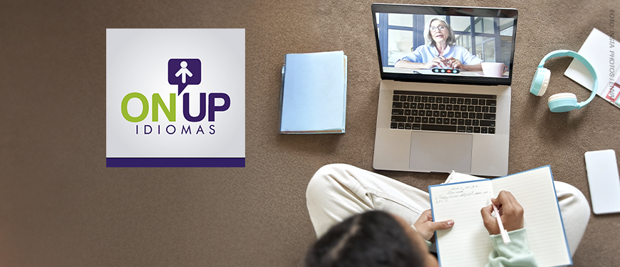 Imagem Acessível: A imagem mostra uma pessoa estudando em casa, com caderno, fones de ouvido e notebook onde aparece uma professora em chamada de vídeo. O texto diz: “Aprenda um novo idioma com condições especiais”. No canto direito, aparece o logo da ON UP Idiomas.