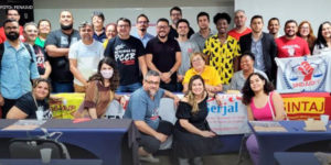 dirigentes e profissionais de comunicação de sindicatos filiados à Fenajud (homens e mulheres) posam para foto.