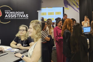 A arte mostra ao fundo registros de algumas tecnologias sendo apresentadas na Mostra de Tecnologias Assistivas e Soluções de Acessibilidade no TJMG. A montagem reúne fotos de visitantes conhecendo e experimentando diferentes recursos de tecnologia assistiva durante a exposição promovida pelo SINJUS-MG, com demonstrações e interação entre participantes e expositores.