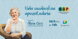 Montagem digital com um fundo azul claro, na parte superior o conteúdo textual: Vida saudável na aposentadoria - 06/4 (04ªf) às 16h - google meet - Convidada - Olívia Cicci - Consultora e escritora. No canto esquerdo temos a foto da convidada (mulher de pele clara, cabelos grisalhos, usando batom vermelho, camisa branca e colar de pérolas. Assentada em uma cadeira de palha apoiando a mão direita em seu queixo)