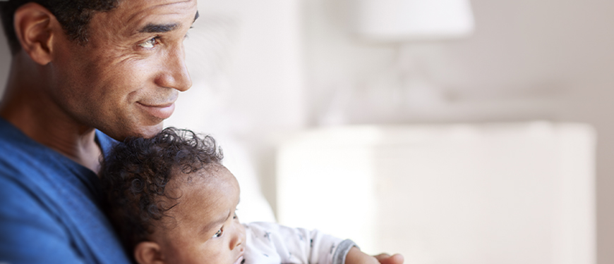 Imagem acessível: A imagem informa sobre condições de trabalho. À esquerda, um homem segura um bebê no colo em ambiente doméstico, demonstrando cuidado e vínculo familiar. No topo, aparece o título “Condições de trabalho”. À direita, em destaque, o texto informa: “Servidores terão teletrabalho integral por seis meses após o fim da licença-paternidade”, com trechos em destaque em amarelo e branco sobre fundo clato. Na parte inferior, está o logotipo do SINJUS MG.