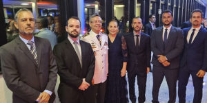 Na imagem está o novo presidente do TJMMG, desembargador Osmar Duarte Marcelino, ao lado dele e da esposa estão os dirigentes do SINJUS-MG Alexandre Pires, Felipe Rodrigues, Fellipe Tomanini, Alexandre Gomes e Alex Aguiar.