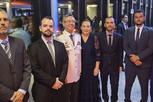 Na imagem está o novo presidente do TJMMG, desembargador Osmar Duarte Marcelino, ao lado dele e da esposa estão os dirigentes do SINJUS-MG Alexandre Pires, Felipe Rodrigues, Fellipe Tomanini, Alexandre Gomes e Alex Aguiar.