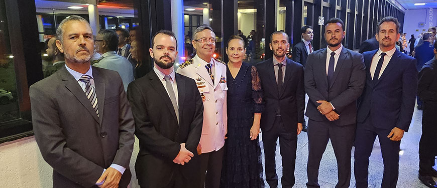 Na imagem está o novo presidente do TJMMG, desembargador Osmar Duarte Marcelino, ao lado dele e da esposa estão os dirigentes do SINJUS-MG Alexandre Pires, Felipe Rodrigues, Fellipe Tomanini, Alexandre Gomes e Alex Aguiar.