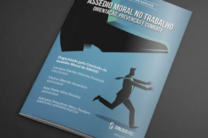 Imagem Acessível: montagem digital de uma capa de um livreto onde se lê: "Assédio Moral no Trabalho - Orientação, prevenção e combate."