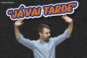 Na imagem, há um homem de meia idade, de camisa listrada, com as mãos levantadas e expressão de despedida. O fundo é escuro e a imagem parece ter um tom crítico em relação ao presidente do TJMG. Acima do homem está o texto "Já Vai Tarde" em letras grandes e coloridas em tons de laranja, azul e branco.