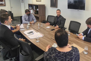 Representantes dos sindicatos SINJUS-MG, Serjusmig e Sindojus/MG em reunião com o 1º vice-presidente do TJMG, desembargador Alberto Vilas Boas Vieira de Sousa. Entre os representantes está o coordenador-geral do SINJUS, Alexandre Pires.