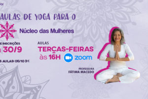 Fundo em tom roxo com marcas claras de mandalas orientais e, em destaque, foto da professora de Yoga Fátima Macedo (mulher de pele clara, cabelos loiros, sorrindo, trajando calça e blusa brancas, em posição de meditação). Conteúdo textual: Aulas de Yoga para o Núcleo das Mulheres. Período de inscrições de 24 a 30 de setembro. Aulas às terças-feiras, às 16h, pela ferramenta Zoom. Início das aulas em 5 de outubro.