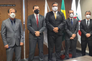 posados um ao lado do outro estão representantes da administração do TJMG, o presidente do Tribunal, desembargador Gilson Lemes, e os representantes do SINJUS, Alexandre Pires, do Serjusmig, Rui Viana, e do Sindojus/MG, Eduardo Rocha.