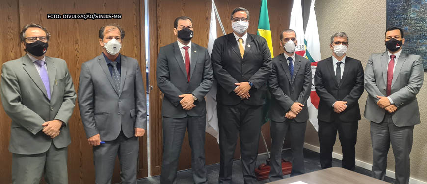 posados um ao lado do outro estão representantes da administração do TJMG, o presidente do Tribunal, desembargador Gilson Lemes, e os representantes do SINJUS, Alexandre Pires, do Serjusmig, Rui Viana, e do Sindojus/MG, Eduardo Rocha.