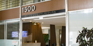 Imagem Acessível: Entrada do edifício Banlavoura, localizado na Avenida Afonso Pena, com a fachada marrom e o número 1500 em destaque. Conteúdo textual: Insalubridade - SINJUS cobra e TJMG esclarece informações sobre obras na unidade Afonso Pena nº 1500.