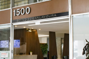 Imagem Acessível: Entrada do edifício Banlavoura, localizado na Avenida Afonso Pena, com a fachada marrom e o número 1500 em destaque. Conteúdo textual: Insalubridade - SINJUS cobra e TJMG esclarece informações sobre obras na unidade Afonso Pena nº 1500.