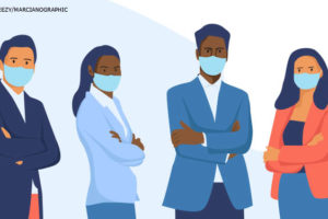 Imagem Acessível: Ilustração com 4 pessoas em trajes sociais e máscaras olhando para a frente. Estão lado a lado, um homem branco de cabelos curtos, uma mulher negra de cabelos longos, preso em um rabo de cavalo, um homem negro de cabelos curtos e uma mulher branca de cabelos longos e soltos. Conteúdo textual: COVID-19 - Tire duas dúvidas sobre licenças e afastamentos no TJMG
