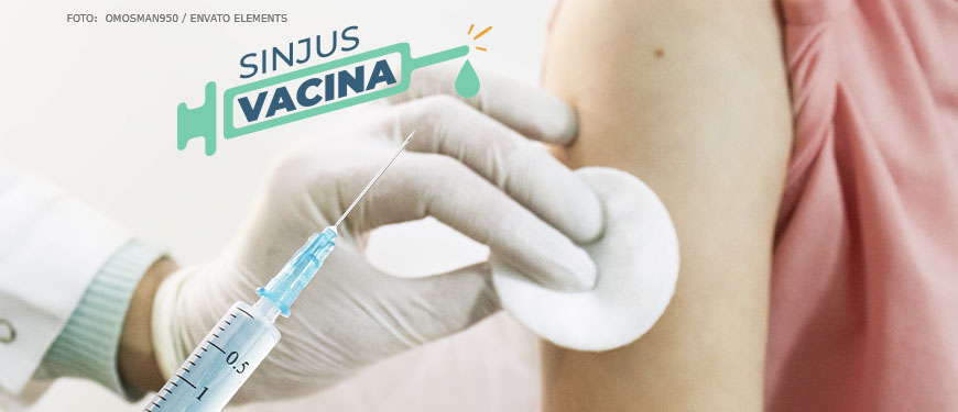 Imagem ampliada de uma mão com luvas de látex segurando uma seringa, que está prestes a ser aplicada em um braço feminino. No topo há o logo da iniciativa "SINJUS VACINA".