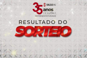 No topo está o logo comemorativo dos aniversário do SINJUS-MG, que consiste em um "S" estilizado e a inscrição "SINJUS-MG". Junto da marca do Sindicato, há o numeral 35 destacado em vermelho, junto do texto, forma a mensagem "35 anos de luta e representatividade". O plano de fundo da imagem é composto por um padrão geométrico cinza com tons de vermelho e branco, com alguns efeitos de brilho espalhados. enquanto o texto principal "SORTEIO" está em letras grandes, tridimensionais, e em cor laranja-avermelhada com um efeito de brilho, chamando a atenção.