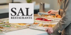 Imagem acessível: Arte com o título “SINJUS firma convênio com Restaurante SAL e garante benefício exclusivo”. A imagem mostra uma pessoa se servindo em um buffet de restaurante, com diferentes opções de alimentos dispostas no balcão. Em destaque aparece a marca do Restaurante SAL e, na parte inferior, o símbolo do SINJUS.