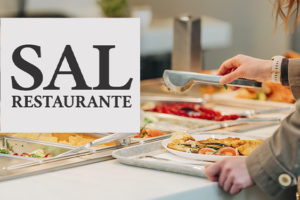 Imagem acessível: Arte com o título “SINJUS firma convênio com Restaurante SAL e garante benefício exclusivo”. A imagem mostra uma pessoa se servindo em um buffet de restaurante, com diferentes opções de alimentos dispostas no balcão. Em destaque aparece a marca do Restaurante SAL e, na parte inferior, o símbolo do SINJUS.