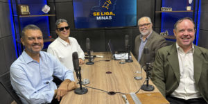 Imagem acessível: Arte sobre o videocast Se Liga, Minas, com o título “Tecnologias assistivas e combate ao capacitismo são tema do Se Liga, Minas”. A foto mostra, em um estúdio de gravação, Alex Aguiar, Milton Carvalho, Willian de Lelis Brás Nascentes e o jornalista Orion Teixeira sentados ao redor de uma mesa com microfones. O episódio debateu como as tecnologias assistivas ampliam a autonomia das pessoas com deficiência e a importância da conscientização para superar barreiras atitudinais e combater o capacitismo.