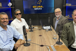 Imagem acessível: Arte sobre o videocast Se Liga, Minas, com o título “Tecnologias assistivas e combate ao capacitismo são tema do Se Liga, Minas”. A foto mostra, em um estúdio de gravação, Alex Aguiar, Milton Carvalho, Willian de Lelis Brás Nascentes e o jornalista Orion Teixeira sentados ao redor de uma mesa com microfones. O episódio debateu como as tecnologias assistivas ampliam a autonomia das pessoas com deficiência e a importância da conscientização para superar barreiras atitudinais e combater o capacitismo.